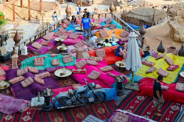 Utsikt från ovan av populära Farsha Café på stranden av Röda havet i Hadaba District, Sharm El Sheikh, Egypten — Stockfoto