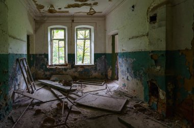 Çernobil sınırlama bölgesindeki Babchin köyündeki terk edilmiş okul binasında, Gomel bölgesi, Belarus