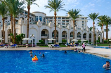 SHARM EL SHEIKH, EGYPT - 16 Eylül 2020: Kimliği belirsiz insanlar popüler Stella Di Mare Sharm Beach Hotel & Spa 5 'te dinleniyor * Naama Körfezi, Sharm El Sheikh, Mısır. Ana bina ve havuz