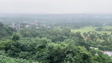 Yağmur mevsiminde Hamirpur Şehri 'nin Himachal Pradesh Hindistan manzarası