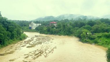 Hindistan 'ın yağmurlu isyanında Himachal' da küçük bir nehir..