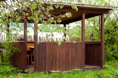 Tahta çardağı açın. Koyu kahverengi. Ahşap işçiliği. inşaat