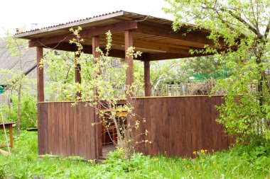 Tahta çardağı açın. Koyu kahverengi. Ahşap işçiliği. inşaat