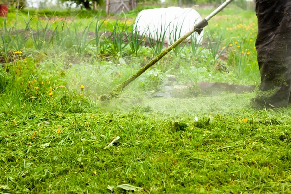 Ein Mann Mäht Den Rasen Mit Einem Gasmäher Mit Einer — Stockfoto