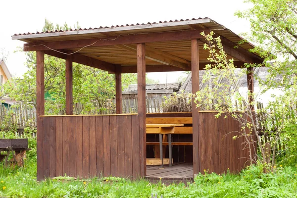 Tahta çardağı açın. Koyu kahverengi. Ahşap işçiliği. inşaat