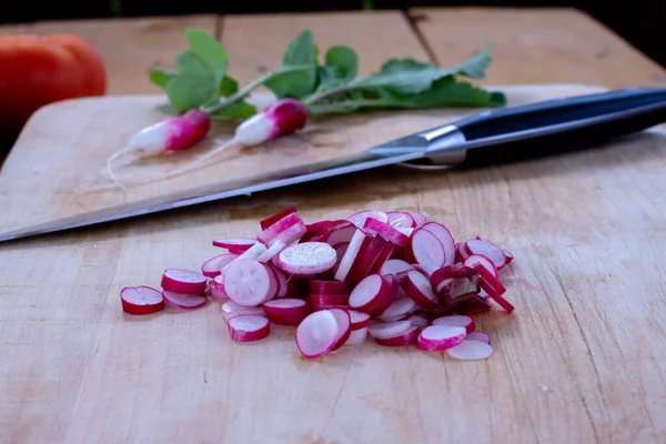 Frische Radieschen Auf Einem Holztisch Die Erste Ernte Frühsommer — Stockfoto