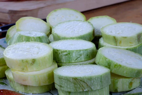 Zucchini Scheiben Geschnitten Auf Einem Holztisch Gemüse — Stockfoto