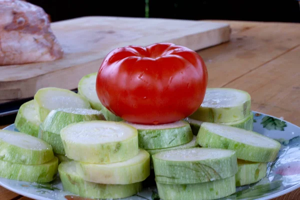 Zucchini Scheiben Geschnitten Auf Einem Holztisch Gemüse — Stockfoto