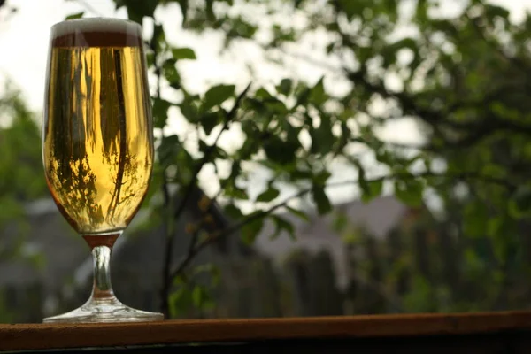Szklanka Szklana Zimnym Piwem Ciepły Wieczór Przyrodzie Piwo Tle Płonącego — Zdjęcie stockowe