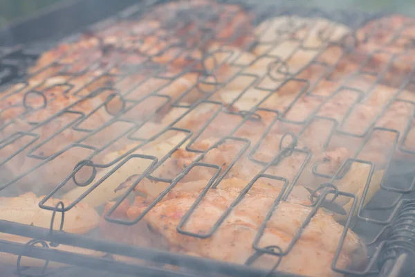 Chicken Skewer Thighs Onions Cooking Grill Coals — Stock Photo, Image