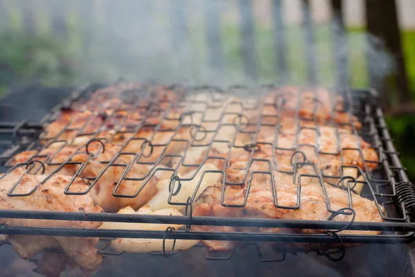 Hühnerspieß Aus Schenkeln Mit Zwiebeln Kochen Auf Dem Grill Auf — Stockfoto