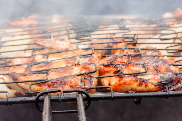 Espeto Frango Coxas Com Cebolas Cozinhar Uma Grelha Brasas — Fotografia de Stock