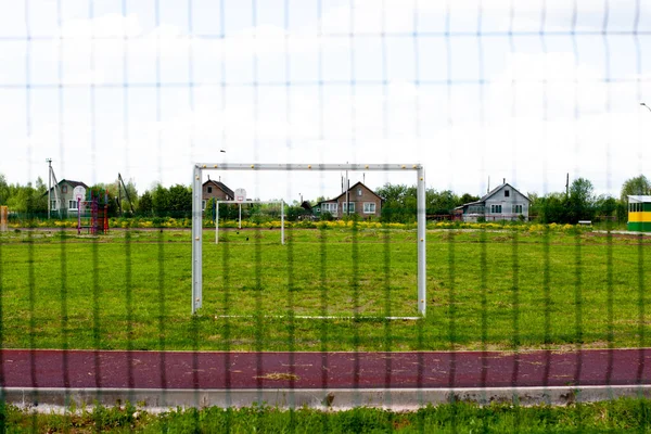 Fotbalové Hřiště Zelená Přirozená Tráva Poli Skrz Mřížku Brány — Stock fotografie