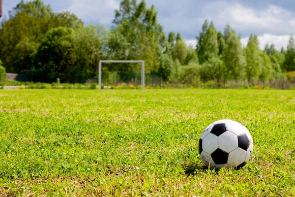 Sahada futbol topu. Oyun parkı. spor. 