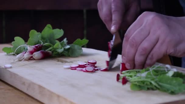 Trancher Des Radis Frais Sur Une Planche Bois Close Préparation — Video