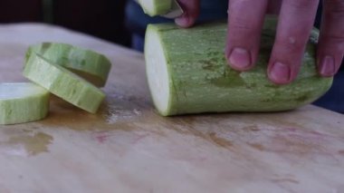 Yüzüklere bıçakla kabak dilimlemek. Yemek hazırlama. sebze