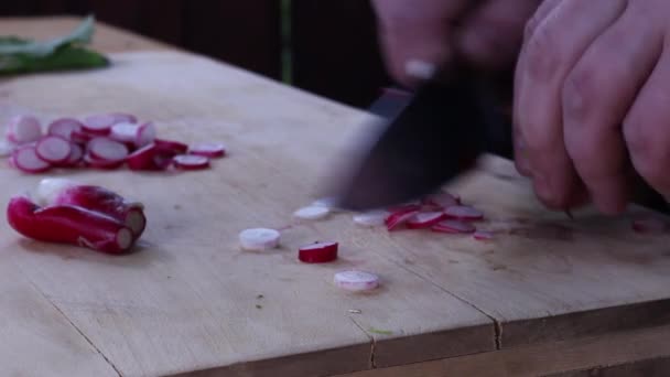 Rebanando Rábanos Frescos Una Tabla Madera Cerca Preparación Alimentos — Vídeos de Stock