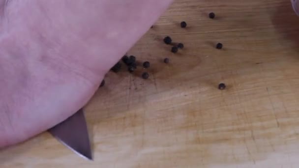 Moliendo Pimienta Con Cuchillo Especias Cocina — Vídeo de stock