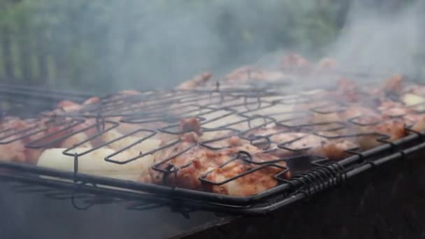 在烤架上煮肉 煤上的食物 — 图库视频影像