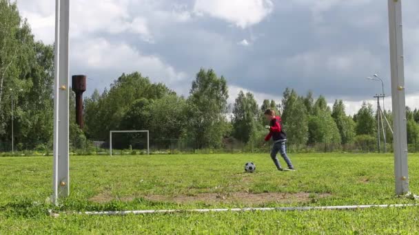 Rapaz Joga Futebol Chutando Bola Para Gol — Vídeo de Stock