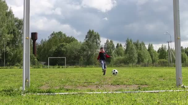 Rapaz Joga Futebol Chutando Bola Para Gol — Vídeo de Stock