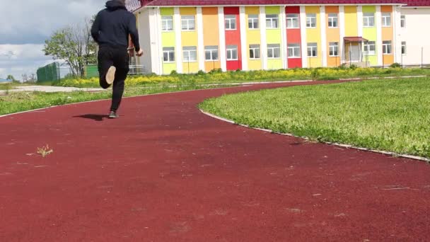 Hombre Con Traje Oscuro Corre Una Cinta Correr Deporte — Vídeo de stock