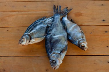 Tahta bir masada kurutulmuş balık. Çipler. Vobla. bira atıştırması
