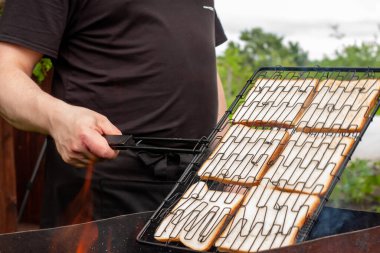 Pencerede sandviç kızartıyorum. Kafes. ateş.