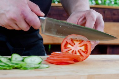 Domatesler bölüme. Aşçı domatesi daire içine alır.