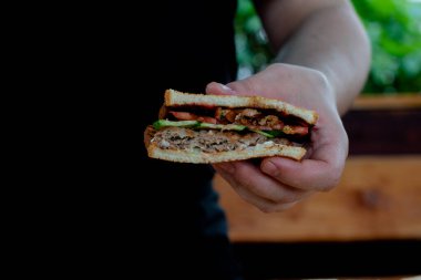 Aşçı sandviçi bıçakla doğruyor..