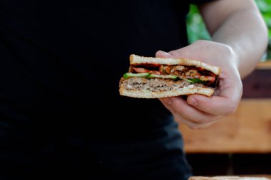 Aşçı sandviçi bıçakla doğruyor..