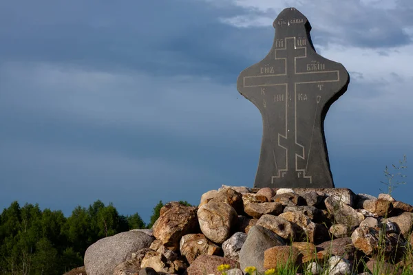 Anıt. Savaşta ölenlerin anısına. Ortodoks haçı. Çarmıhtaki yazı eski Slavca.