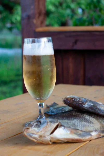 Piwo Szklance Suszoną Rybą Drewnianym Stole — Zdjęcie stockowe