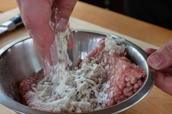 Mistura Carne Picada Com Especiarias Para Costeletas Cozinhar Hambúrgueres — Fotografia de Stock