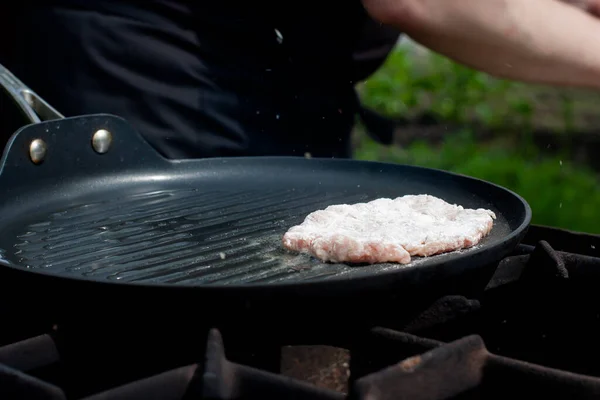 Cozinheiro Assar Costeletas Uma Panela Sobre Fogo Comida Grelha Natureza — Fotografia de Stock