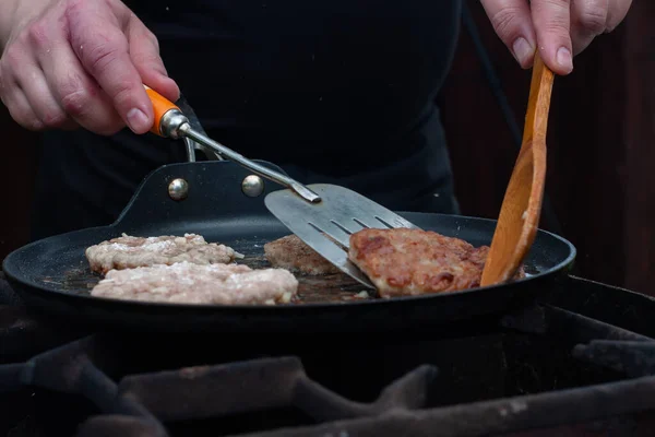 Cocinero Asa Las Croquetas Una Sartén Sobre Fuego Comida Parrilla — Foto de Stock