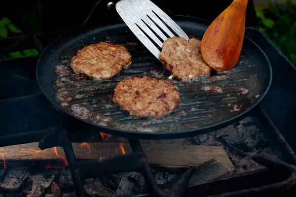 Der Koch Brät Die Schnitzel Einer Pfanne Über Dem Feuer — Stockfoto