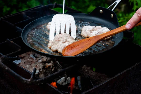 Μάγειρας Ψήνει Τις Κοτολέτες Ένα Τηγάνι Πάνω Από Φωτιά Φαγητό — Φωτογραφία Αρχείου