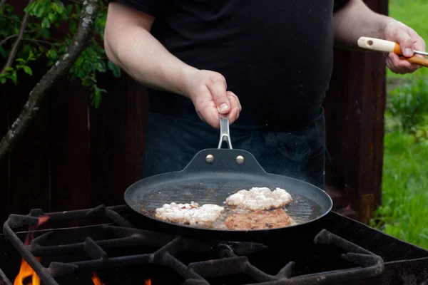 火の上の鍋にカツを炒める 自然界のグリルの上の食べ物 ピクニック — ストック写真