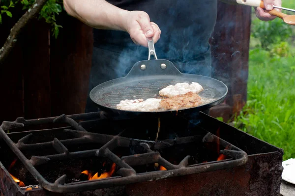 Kucharz Piecze Kotlety Patelni Nad Ogniem Jedzenie Grillu Naturze Piknik — Zdjęcie stockowe