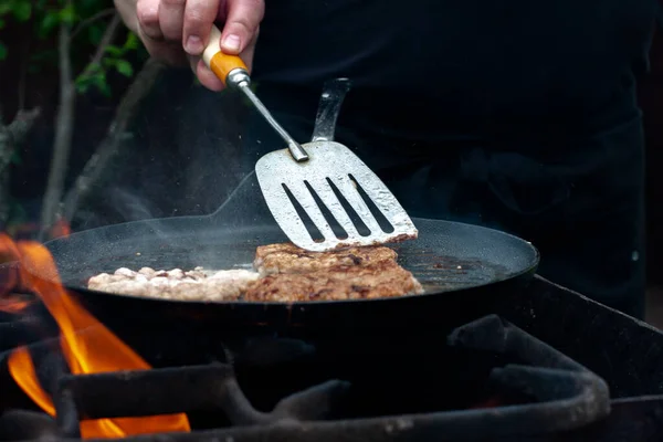 Kucharz Piecze Kotlety Patelni Nad Ogniem Jedzenie Grillu Naturze Piknik — Zdjęcie stockowe