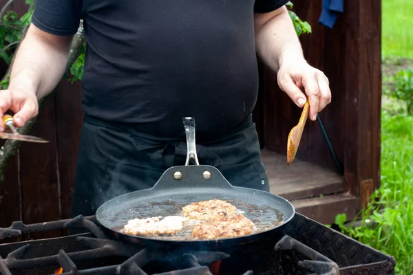 Μάγειρας Ψήνει Τις Κοτολέτες Ένα Τηγάνι Πάνω Από Φωτιά Φαγητό — Φωτογραφία Αρχείου