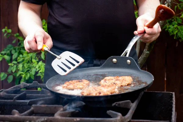 Kucharz Piecze Kotlety Patelni Nad Ogniem Jedzenie Grillu Naturze Piknik — Zdjęcie stockowe