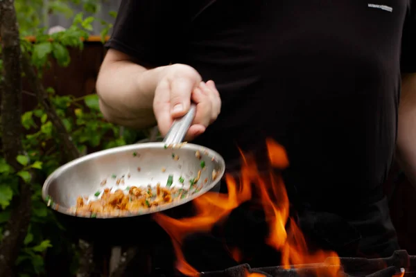 Kok Roostert Champignons Met Uien Kruiden Het Vuur — Stockfoto