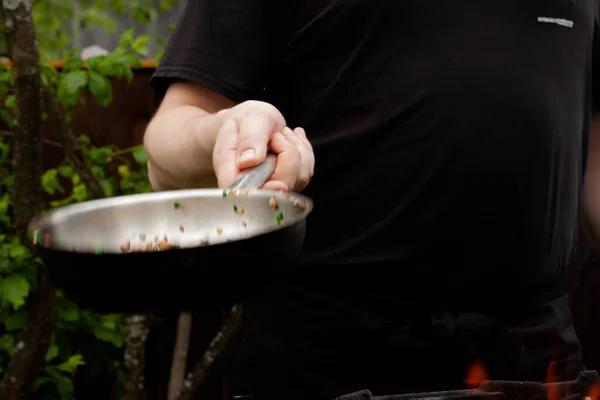 Cocinero Cuece Las Setas Con Cebolla Las Hierbas Fuego — Foto de Stock