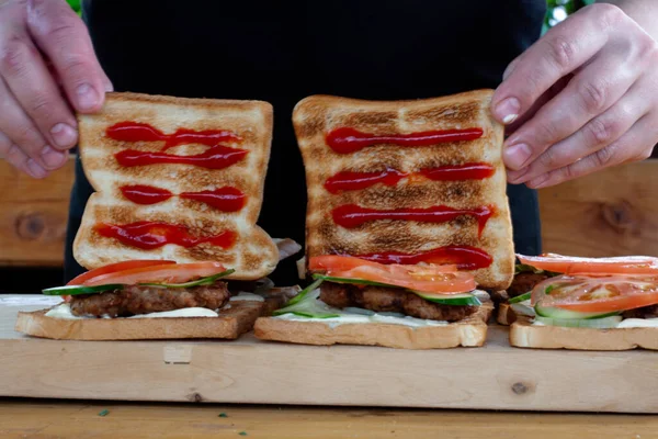 Cuisinier Fait Des Sandwichs Assembler Les Ingrédients Pour Les Sandwichs — Photo