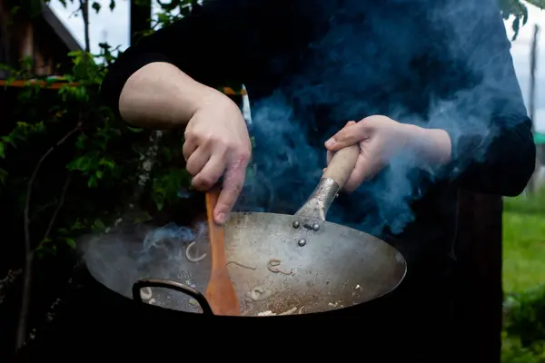 Cocinero Tuesta Comida Wok Sobre Gran Fuego Brillante — Foto de Stock