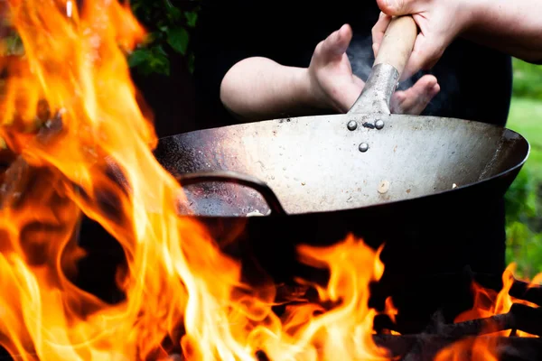 Cocinero Tuesta Comida Wok Sobre Gran Fuego Brillante —  Fotos de Stock