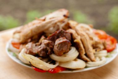 Tabakta ızgara et ve sebze. tavuk, et, biber, soğan, domates