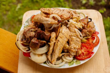 Tabakta ızgara et ve sebze. tavuk, et, biber, soğan, domates